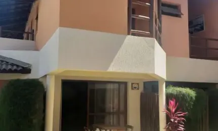 Casa duplex, c/ 127,56 m2 de área escriturada e 138,12 m2 de area construida, com a inclusão do mezanino, e 5 varandas;  - 2 amplas suites, sendo: a de casal, com armário  embutido, climatizada, c/ ca
