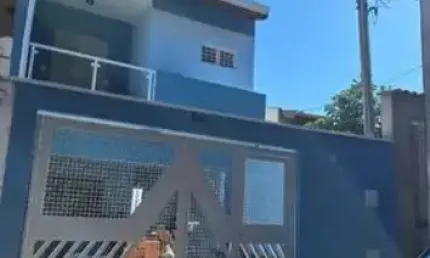 Sobrado com 170m2, terreno 150m². Com habite-se e escritura, dando entrada no registro está semana. São 4 dormitórios sendo 1 suíte com closet e varanda + 1 banheiro grande no piso superior. Térreo co