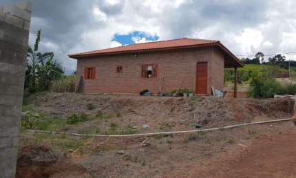 Chácara 5.938 mts  Topografia baixa Energia bifásica Água de poço semi-artesiano  Casa sede contendo: 2 dormitórios, sala, copa, cozinha, banheiro soc