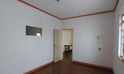 Casa Térrea 126m2 3 Dorms, Sala Ampla, Cozinha, Banheiro, Região Central de Jacareí Próximo a Supermercados, Shopping, escolas. farmácias e muito mais