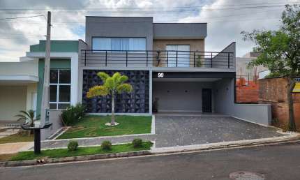 Casa Sobrado 225m2 3 Suítes 1 Closet, Dormitórios no térreo. A casa soluciona um ?problema? de casas tipo sobrado com uma ampla e confortável suíte no