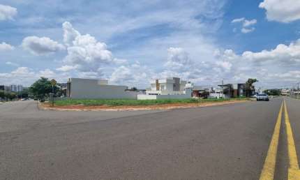 Lote Terreno Esquina Jatoba  310 mts  Ótima localização  Aceita financiamento  330K
