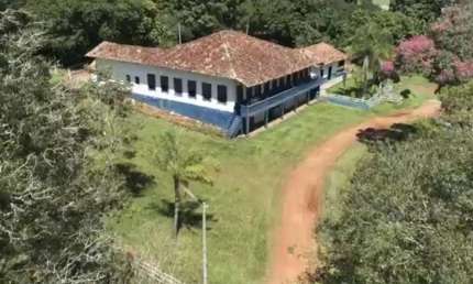Fazenda Histórica 58,5 Alqueires ou 142 Hectares - Casarão de 1.890  - Confinamento para 200 cabeças de gado - Barracão de 400m² - Casa de caseiro - P