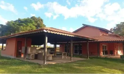 Fazenda de Luxo à Venda em Paracatu-MG: 3 quartos, 2 suítes, 4 salas, 3 banheiros, 10 vagas, 7.800.000,00 m² de área!