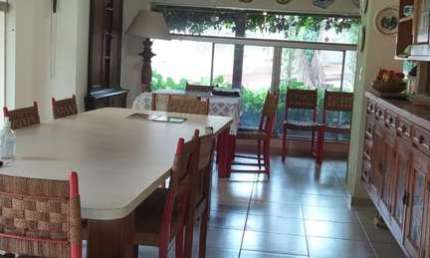 Casa  Semi-Térrea 400m2 5 Dorms sendo 3 Suítes, Banheiro Social, Sala, Cozinha, Lavanderia, Quintal 2 Vagas, 1 Ar Condicionado, Mobiliada