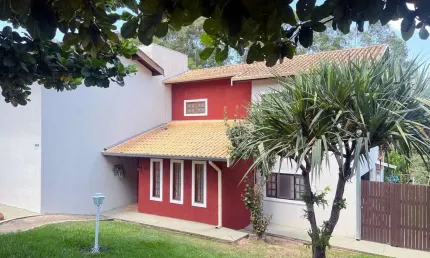 Casa Duplex 205m2 3 Dorms sendo 2 Suítes uma com Closet e 1 Dorm no Térreo, 1 Sala de Estar com vista para Mata e acesso a Varanda Gourmet - 1 Sala de