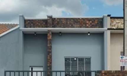 Casa Térrea 72m2 2 Dorms 1 Suíte, sala e cozinhas integradas, com uma ilha em granito entre elas. A cozinha possui pia em L e em granito. Nos banheiro