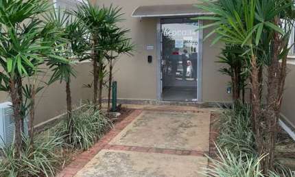 Apto Térreo 50m2 2 Dorms, Sala, Cozinha, Banheiro, Quintal, 1 Vaga Coberta, ótimo acabamento, box no banheiro e papel de parede na sala, portaria 24hr