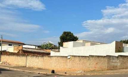 Vende-se Lindo terreno de esquina, plano, medindo 307 m². Localizado no bairro Jardim Santa Rita de Cássia, em Tatuí-SP.  ?? Inteiro murado; ?? Com escritura. Sendo possível fazer 03 casas para vender