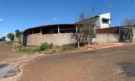 Casa Térrea 180m2, 2 dormitórios, cozinha com sala integrada e banheiro. Em um terreno que mede 360m², sobrando metade totalmente livre. Localizado