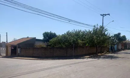 Terreno de esquina, medindo 307 m², localizado no bairro Jardim Santa Rita de Cássia, na rua principal Benedito Nunes esquina com Luiz França Costa. Terreno limpo, pronto para construir. É possível fa