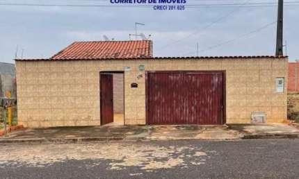 Casa Térrea 120m2 03 dormitórios; ?? sala, cozinha e banheiro; ?? toda avarandada; ?? área de serviço coberta; ?? garagem para 4 carros. Em terreno de