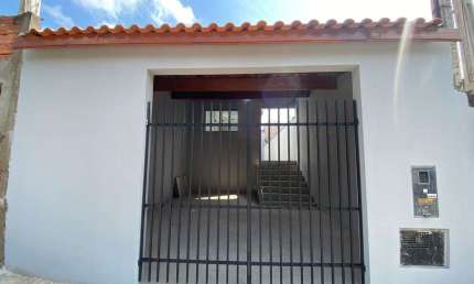 Casa 97,56m2 2 quartos sendo um suíte; ?? sala e cozinha; ?? lavanderia coberta; ?? iluminação painel de led; ?? gabinete na pia e no banheiro;