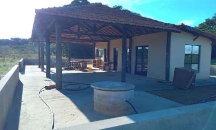 Sitio 22 Alqueires  2 Partes de 11 Alqueires   Formado em lavoura e Pasto  Topografia Plana a Semi Plana  Terra Mista  Rica em Água, margeia o Rio Sar