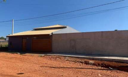 Casa Térrea 220m2 2 Dorms, cozinha americana;  ?? banheiro;  ?? garagem coberta e quintal avarandado com área gourmet, Câmeras de Segurança; Cerca de