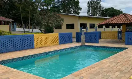 Chácara 60m2 Casa principal com dois dormitórios,, sala de estar, cozinha grande e banheiro. Todos os cômodos possuem ventilador de teto. Casa com var