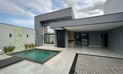 Casa Térrea 153m2 03 quartos 01 suíte, Sala de estar ampla, Sala de jantar, Pé direiro de 4,00m², Cozinha, Área de serviço, WC social, Piscina, Gourme