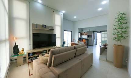 Cassa Térrea 146m2 3 Dorms 1 Suíte c/Closet, sala com excelente integração a cozinha, área gourmet com churrasqueira, 4 vagas sendo 2 cobertas, Lavabo