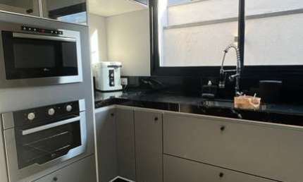 Casa Térrea 140m2 3 Dorms 1 Suíte, 2 banheiros, 4 vagas de garagem, 1 sala, localizado em condomínio. Condominio Completo com segurança 24 Horas e Laz