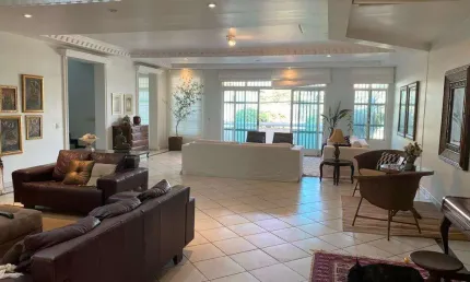 Casa Triplex 569m2 3 Suítes com Closet, Sala, Cozinha, Banheiros, Quintal, Piscina, Melhor local de Uberaba.6 Vagas Cobertas