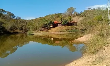 Fazenda 260 alqueires goiano; *40 divisões de pasto e piquete; *02 sedes com currais; *02 poços artesianos; *13 nascentes da água; *10 barragens;