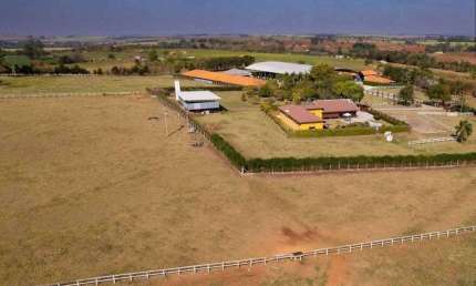 Fazenda 20 Alqueires  Pavilhão com 28 cocheiras  Pista e Rodoanel cobertos 4 baias maiores e Piquetes Casa sede com 4 suítes Casa de caseiro piscina e