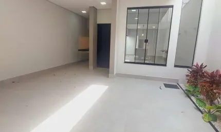 Casa Térrea 127m2 03 quartos, sendo 01 c/ suíte e closet Sala de estar/jantar com pé direito duplo Cozinha com ilha. Lavatórios esculpidos em granito