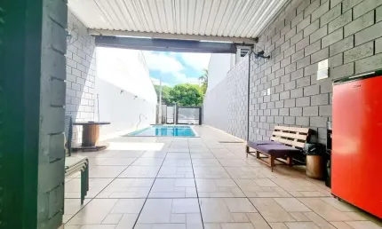 Área de lazer 1 Dormitório com Mezanino ??2 Banheiros  ??Piscina  ??Churrasqueira  ?Terreno 150m²/ Construção 86m² ??Excelente localização próximo ao