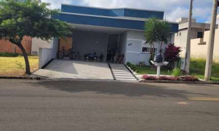 Casa Térrea 160m2 3 dormitórios, sendo 2 suítes, possui 3 banheiros, 4 vagas de garagem sendo 2 Cobertas e 2 Descobertas  , 1 sala Ampla , localizado