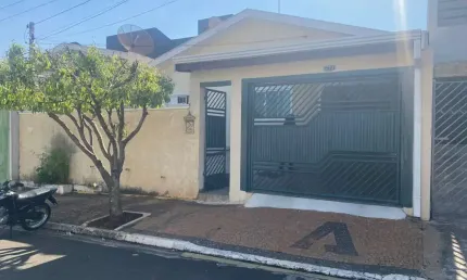 Casa Térrea 140m2 3 Dorms 1 Suíte, Sala, Cozinha, Banheiro, 2 Vagas Cobertas 1 Descoberta, Quintal, Terreno 179m2