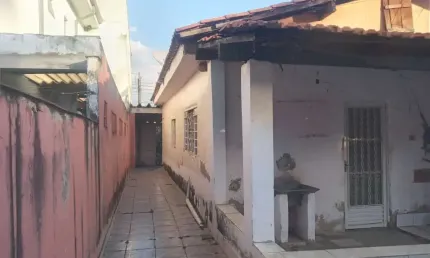 Casa térrea 209m2 3 dorms, sala, cozinha, banheiros, quintal, 2 vagas de garagem, 300m2 de terreno