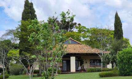 Sitio 4,2 Alqueires, Casa Sede 270m2 3 Suítes, Varanda, Mezanino, Ar Cond, Sala Lareira, Living 3 Ambientes, Lavabo, Cozinha, Área de Serviço, Mobilia