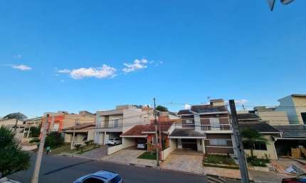 Sobrado 180m2 3 Dorms 1 Suíte c/Closet, Sala Ampla 2 Ambientes, Cozinha Planejada, 2 Banheiros, 2 Vagas Cobertas, Lavanderia, Espaço Gourmet, Quintal