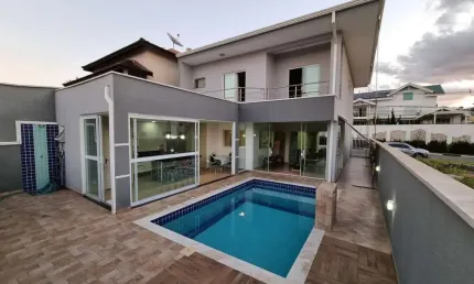Casa duplex 216m2 3 suítes, 3 banheiros, 2 vagas de garagem, sala ampla para 2 ambientes, 2 lavabos  cozinha com armários  dispensa com armários