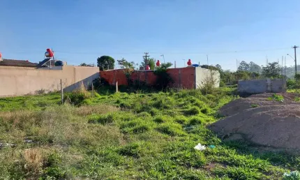 Terreno 250m2 10X25  mega plano, fechado nas laterais e fundos, calçada pronta ,muito próximo da praça principal, lugar bem procurado, Aceita carro