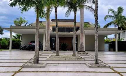MANSÃO DE LUXO A VENDA EM CONDOMINIO PÉ NA AREIA.  Condomínio de Casas Pé na Areia. São 50 privilegiados com acesso privativo para praia. Total segurança e tranquilidade em ambiente de Mata Atlântica 