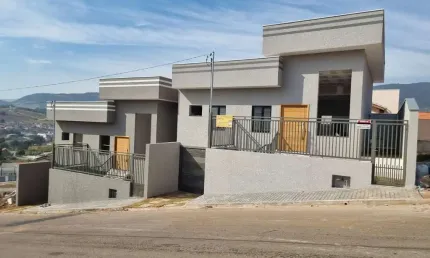 Casa Duplex 250m2 2 Dorms 1 Suíte, Sala, Cozinha, Banheiro, 3 Vagas Cobertas 1 Descoberta, Quintal, Portão Eletrônico,