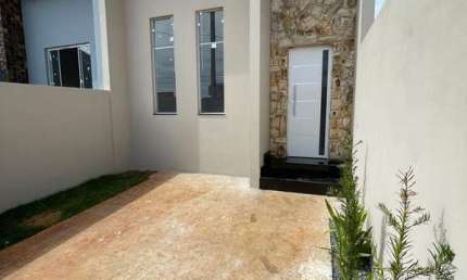 Casa Térrea 70m2 2 Dorms 1 Suíte, Sala, Cozinha Americana c/Balcão de Granito, Banheiros c/Nicho, Quintal, Vaga Descoberta, Frente c/Pedra, Lote 125m2