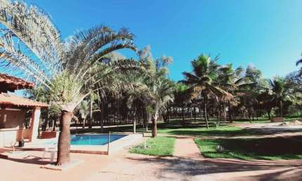 Chácara 3700m2, Área Construída 818m2, Casa Sede 3 Dorms 2 Quartos Grandes c/Ar Cond, Sala Grande Tv e Jantar, Cozinha Ampla e Arejada, 6 Vagas Cober