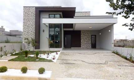 Casa Térrea 3 Suítes, área gourmet com churrasqueira a carvão, piscina, banheiro externo, área de serviço, despensa, 4 vagas (2 cobertas), Lote 275m2