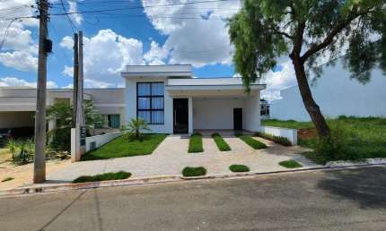 Casa Térrea 159m2 3 Suítes,  lavabo, sala integrada a cozinha e área gourmet com churrasqueira, área de serviço, banheiro externo, 4 vagas, sendo 2 co