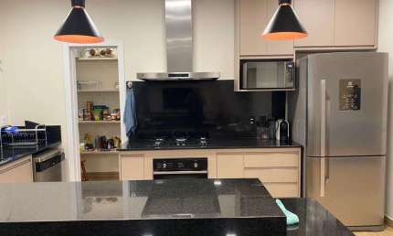 Casa Térrea 155m2 2 Suítes,1 Escritório reversível para Dorm,Banheiro Social,Sala Grande,Quintal Grande,Toda mobiliada e decorada,Ar Condicionado