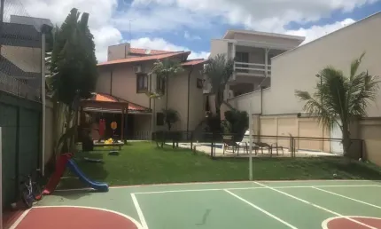 Casa Duplex 340m2 3 Suíte,Lareira,Churrasqueira,Piscina,Quadra,Forno de Pizza,Terreno 600m2,Local privilegiado dentro do Condominio