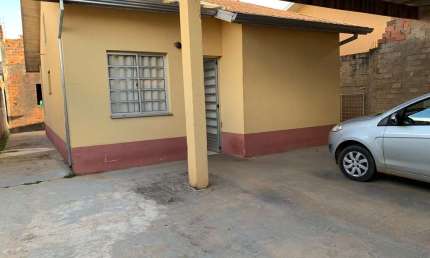 Casa 90m2, 3 Dormitórios, 1 Banheiro, Cozinha, 2 Vagas Cobertas, Casa nos Fundos com 1 Dormitório, Sala e Banheiro, Ótima Localização