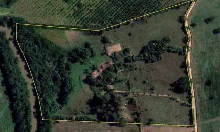 Sítio 13 Hectares, Rico em Água com Rio, Lago e Nascentes, Ótima Propriedade para Condomínio, Terra Muito Boa, Casas Sede e Caseiro, Ótima Localização