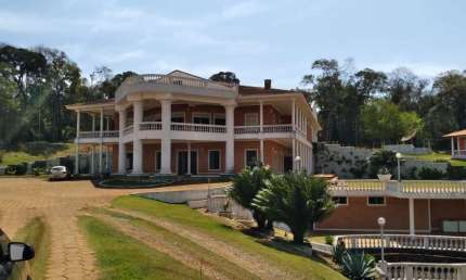 Fazenda 82 Alqueires  Divididos em 2 partes:   - 45 Alqueires  - 37 Alqueires  - Plantio (Grãos, Grama e Cana) - Solo: Terra Vermelha - Topografia: Pl