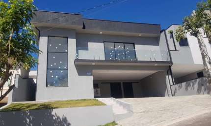 Casa Duplex 223m2 em Condomínio, 3 Dormitórios sendo Uma Suíte, Piscina e Área Gourmet, 4 Banheiros, 4 Vagas de Garagem, Cozinha Americana, Copa