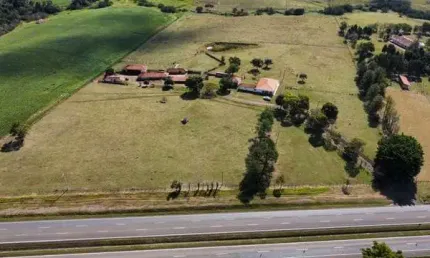 Sítio 12,7 alqueires, topografia plana, solo argiloso, casa sede e casa de caseiro, barracão, mangueira com balança, baia, 2 ribeirões, nascente