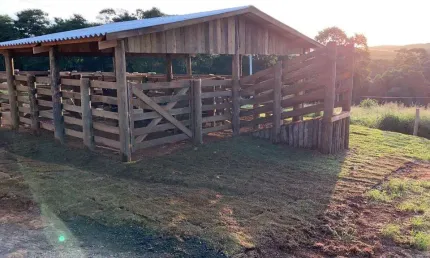 Chácara 4 alqueires, rico em água com rio, cachoeira e tanques de peixe, 4 estufas, mangueira coberta, barracão, casas sede e caseiro, edícula