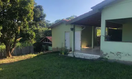 Chácara 19.000m2, Casa Sede, Sala, Cozinha, 2 Dormitórios, 1 Suíte, Área Gourmet, Casa Caseiro, Rico em Água com Tanque e Rio, Ótima Localização